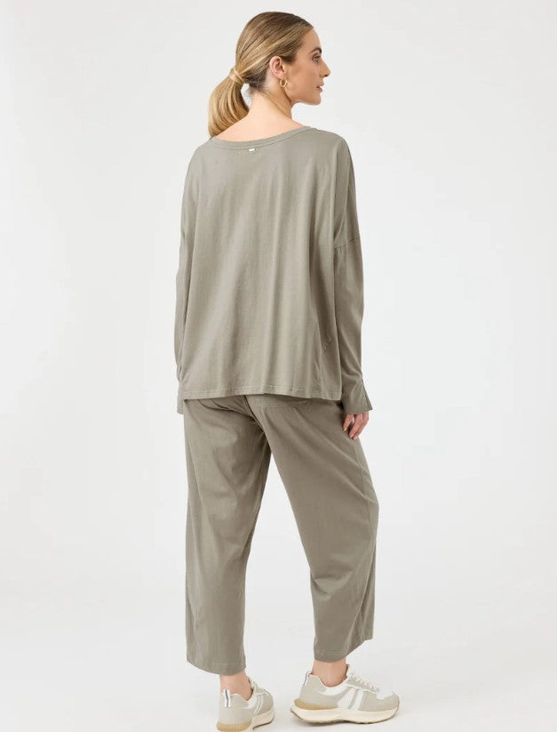 EB & IVE STUDIO TRAVELLER LS TSHIRT [SZ:SMALL CL:OLIVE]
